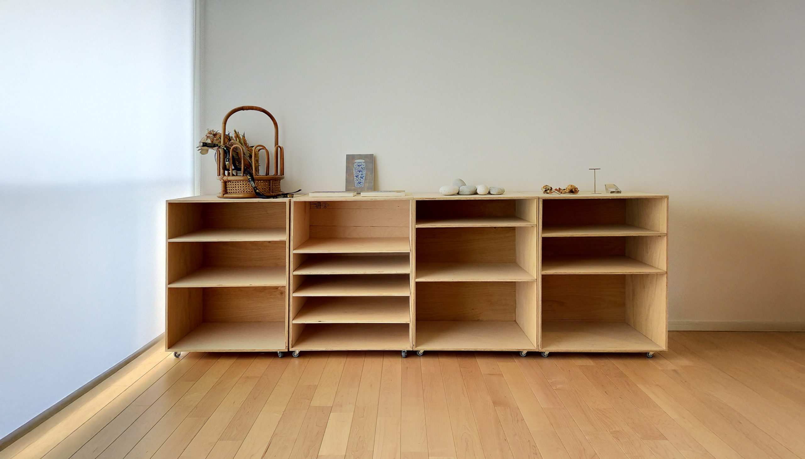 キャスター付き木製収納棚